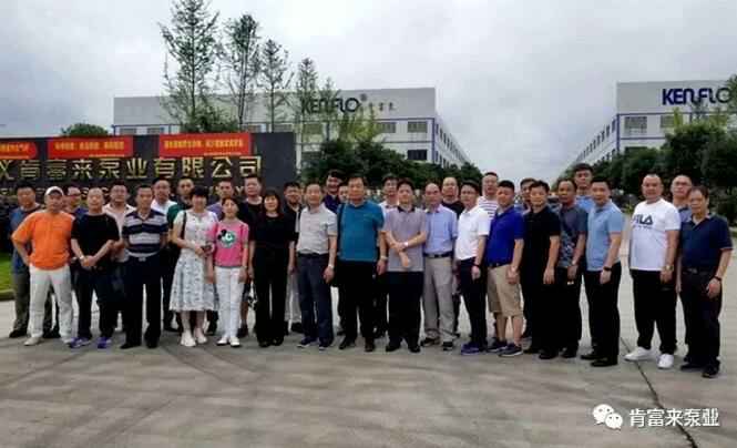与会人员在遵义成都纬轩互动娱乐开发有限公司有限公司大门口合影留念